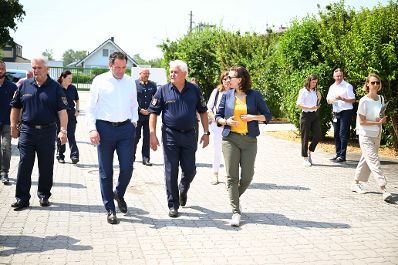 Herr Bundesminister Totschnig und Frau Bundesministerin Zadic besuchten die Justizanstalt in Hirtenberg.Hier wird ein landwirtschaftlicher Betrieb gef&uuml;hrt, welcher unter anderem durch die Insassen bewirtschaftet wird.