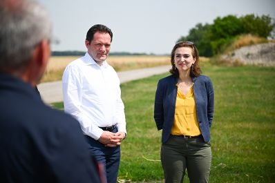 Herr Bundesminister Totschnig und Frau Bundesministerin Zadic besuchten die Justizanstalt in Hirtenberg.Hier wird ein landwirtschaftlicher Betrieb gef&uuml;hrt, welcher unter anderem durch die Insassen bewirtschaftet wird.