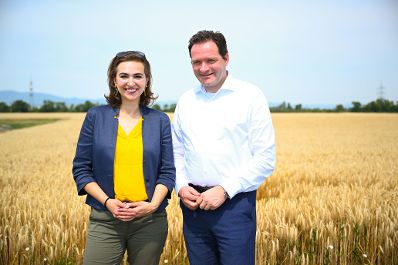Herr Bundesminister Totschnig und Frau Bundesministerin Zadic besuchten die Justizanstalt in Hirtenberg.Hier wird ein landwirtschaftlicher Betrieb gef&uuml;hrt, welcher unter anderem durch die Insassen bewirtschaftet wird.