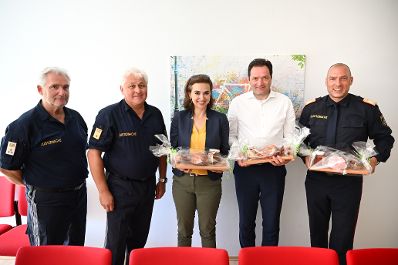 Herr Bundesminister Totschnig und Frau Bundesministerin Zadic besuchten die Justizanstalt in Hirtenberg.Hier wird ein landwirtschaftlicher Betrieb gef&uuml;hrt, welcher unter anderem durch die Insassen bewirtschaftet wird.