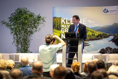 Bundesminister Norbert Totschnig hielt Begr&uuml;&szlig;ungsworte bei der Jahrestagung der Kleinwasserkraft &Ouml;sterreich.