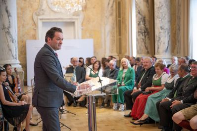 Am 5. Juni hat Bundesminister Norbert Totschnig im Marmorsaal des Regierungsgeb&auml;udes in Wien die Berufstitel &Ouml;konomierat/&Ouml;konomier&auml;tin verliehen.