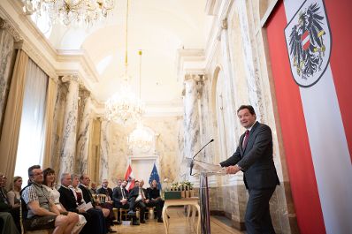 Am 5. Juni hat Bundesminister Norbert Totschnig im Marmorsaal des Regierungsgeb&auml;udes in Wien die Berufstitel &Ouml;konomierat/&Ouml;konomier&auml;tin verliehen.