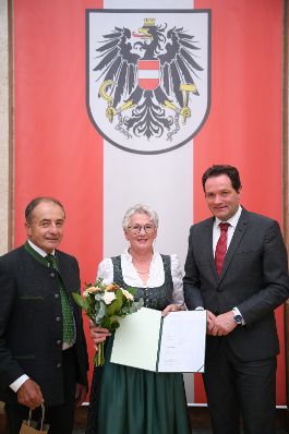 Am 5. Juni hat Bundesminister Norbert Totschnig im Marmorsaal des Regierungsgeb&auml;udes in Wien die Berufstitel &Ouml;konomierat/&Ouml;konomier&auml;tin verliehen.