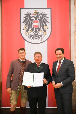 Am 5. Juni hat Bundesminister Norbert Totschnig im Marmorsaal des Regierungsgeb&auml;udes in Wien die Berufstitel &Ouml;konomierat/&Ouml;konomier&auml;tin verliehen.