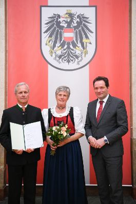 Am 5. Juni hat Bundesminister Norbert Totschnig im Marmorsaal des Regierungsgeb&auml;udes in Wien die Berufstitel &Ouml;konomierat/&Ouml;konomier&auml;tin verliehen.