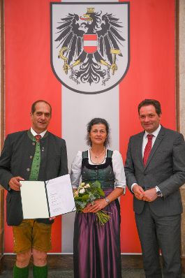 Am 5. Juni hat Bundesminister Norbert Totschnig im Marmorsaal des Regierungsgeb&auml;udes in Wien die Berufstitel &Ouml;konomierat/&Ouml;konomier&auml;tin verliehen.