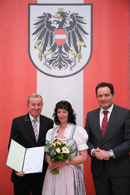Am 5. Juni hat Bundesminister Norbert Totschnig im Marmorsaal des Regierungsgeb&auml;udes in Wien die Berufstitel &Ouml;konomierat/&Ouml;konomier&auml;tin verliehen.