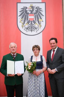 Am 5. Juni hat Bundesminister Norbert Totschnig im Marmorsaal des Regierungsgeb&auml;udes in Wien die Berufstitel &Ouml;konomierat/&Ouml;konomier&auml;tin verliehen.