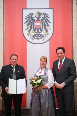 Am 5. Juni hat Bundesminister Norbert Totschnig im Marmorsaal des Regierungsgeb&auml;udes in Wien die Berufstitel &Ouml;konomierat/&Ouml;konomier&auml;tin verliehen.