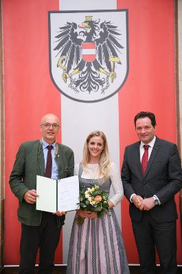 Am 5. Juni hat Bundesminister Norbert Totschnig im Marmorsaal des Regierungsgeb&auml;udes in Wien die Berufstitel &Ouml;konomierat/&Ouml;konomier&auml;tin verliehen.