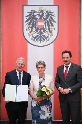 Am 5. Juni hat Bundesminister Norbert Totschnig im Marmorsaal des Regierungsgeb&auml;udes in Wien die Berufstitel &Ouml;konomierat/&Ouml;konomier&auml;tin verliehen.