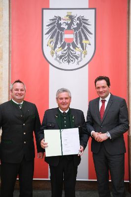 Am 5. Juni hat Bundesminister Norbert Totschnig im Marmorsaal des Regierungsgeb&auml;udes in Wien die Berufstitel &Ouml;konomierat/&Ouml;konomier&auml;tin verliehen.