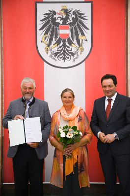 Am 5. Juni hat Bundesminister Norbert Totschnig im Marmorsaal des Regierungsgeb&auml;udes in Wien die Berufstitel &Ouml;konomierat/&Ouml;konomier&auml;tin verliehen.