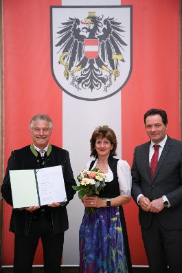 Am 5. Juni hat Bundesminister Norbert Totschnig im Marmorsaal des Regierungsgeb&auml;udes in Wien die Berufstitel &Ouml;konomierat/&Ouml;konomier&auml;tin verliehen.