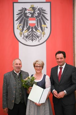 Am 5. Juni hat Bundesminister Norbert Totschnig im Marmorsaal des Regierungsgeb&auml;udes in Wien die Berufstitel &Ouml;konomierat/&Ouml;konomier&auml;tin verliehen.