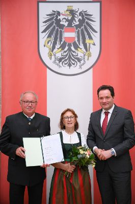 Am 5. Juni hat Bundesminister Norbert Totschnig im Marmorsaal des Regierungsgeb&auml;udes in Wien die Berufstitel &Ouml;konomierat/&Ouml;konomier&auml;tin verliehen.