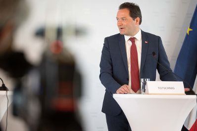 Das Umweltf&ouml;rderungsgesetz (UFG) ist 30 Jahre jung. Im Laufe der Geschichte wurde es zu dem zentralen F&ouml;rderungsinstrument zur Bek&auml;mpfung der Klimakrise und zum Schutz der Umwelt sowie unserer Gew&auml;sser in &Ouml;sterreich. Seit dem Jahr 1993 konnten durch das UFG 640.000 Klima-, Umweltschutz- und Wasserinfrastrukturprojekte gef&ouml;rdert werden.