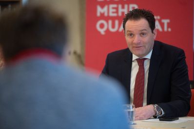 Gemeinsam mit der Gesch&auml;ftsf&uuml;hrerin der AMA-Marketing GmbH Christina Muthenthaler-Sipek und der BIO Austria-Obfrau Gertraud Grabmann informierte Landwirtschaftsminister Norbert Totschnig im Zuge einer Pressekonferenz &uuml;ber aktuelle Entwicklungen im Bio-Sektor.