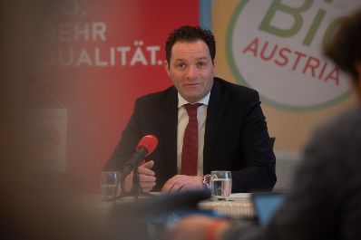 Gemeinsam mit der Gesch&auml;ftsf&uuml;hrerin der AMA-Marketing GmbH Christina Muthenthaler-Sipek und der BIO Austria-Obfrau Gertraud Grabmann informierte Landwirtschaftsminister Norbert Totschnig im Zuge einer Pressekonferenz &uuml;ber aktuelle Entwicklungen im Bio-Sektor.