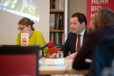 Gemeinsam mit der Gesch&auml;ftsf&uuml;hrerin der AMA-Marketing GmbH Christina Muthenthaler-Sipek und der BIO Austria-Obfrau Gertraud Grabmann informierte Landwirtschaftsminister Norbert Totschnig im Zuge einer Pressekonferenz &uuml;ber aktuelle Entwicklungen im Bio-Sektor.
