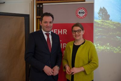 Gemeinsam mit der Gesch&auml;ftsf&uuml;hrerin der AMA-Marketing GmbH Christina Muthenthaler-Sipek und der BIO Austria-Obfrau Gertraud Grabmann informierte Landwirtschaftsminister Norbert Totschnig im Zuge einer Pressekonferenz &uuml;ber aktuelle Entwicklungen im Bio-Sektor.