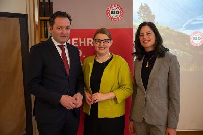 Gemeinsam mit der Gesch&auml;ftsf&uuml;hrerin der AMA-Marketing GmbH Christina Muthenthaler-Sipek und der BIO Austria-Obfrau Gertraud Grabmann informierte Landwirtschaftsminister Norbert Totschnig im Zuge einer Pressekonferenz &uuml;ber aktuelle Entwicklungen im Bio-Sektor.