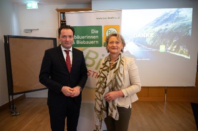 Gemeinsam mit der Gesch&auml;ftsf&uuml;hrerin der AMA-Marketing GmbH Christina Muthenthaler-Sipek und der BIO Austria-Obfrau Gertraud Grabmann informierte Landwirtschaftsminister Norbert Totschnig im Zuge einer Pressekonferenz &uuml;ber aktuelle Entwicklungen im Bio-Sektor.