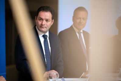 Am Mittwoch gab Herr bundesminister Norbert Totschnig mit Univ.Prof. DI Dr. Peter Ertl, DI Richard Stralz und Uni.Prof. Mag.arch. Juri Troy eine Pressekonferenz zur Stiftungsprofessur Holzbau an der TU Wien.
