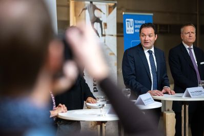 Am Mittwoch gab Herr bundesminister Norbert Totschnig mit Univ.Prof. DI Dr. Peter Ertl, DI Richard Stralz und Uni.Prof. Mag.arch. Juri Troy eine Pressekonferenz zur Stiftungsprofessur Holzbau an der TU Wien.