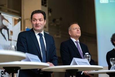 Am Mittwoch gab Herr bundesminister Norbert Totschnig mit Univ.Prof. DI Dr. Peter Ertl, DI Richard Stralz und Uni.Prof. Mag.arch. Juri Troy eine Pressekonferenz zur Stiftungsprofessur Holzbau an der TU Wien.