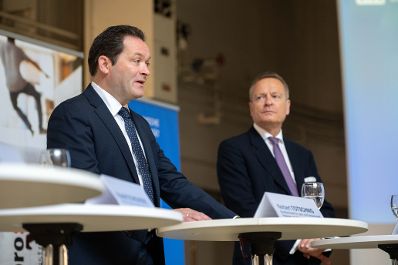 Am Mittwoch gab Herr bundesminister Norbert Totschnig mit Univ.Prof. DI Dr. Peter Ertl, DI Richard Stralz und Uni.Prof. Mag.arch. Juri Troy eine Pressekonferenz zur Stiftungsprofessur Holzbau an der TU Wien.