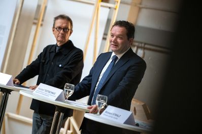 Am Mittwoch gab Herr bundesminister Norbert Totschnig mit Univ.Prof. DI Dr. Peter Ertl, DI Richard Stralz und Uni.Prof. Mag.arch. Juri Troy eine Pressekonferenz zur Stiftungsprofessur Holzbau an der TU Wien.