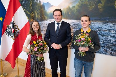 zum nahekommenden Valentinstag besuchte das Blumenb&uuml;ro das Ministerium und brachte sch&ouml;ne Gr&uuml;&szlig;e in Form von Blumen mit.