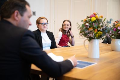 zum nahekommenden Valentinstag besuchte das Blumenb&uuml;ro das Ministerium und brachte sch&ouml;ne Gr&uuml;&szlig;e in Form von Blumen mit.
