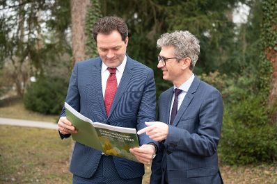 Bundesminister Norbert Totschnig und der Leiter des Bundesforschungszentrums f&uuml;r Wald (BFW), Peter Mayer, bei der Vorstellung des &Ouml;sterreichischen Waldberichts 2023. Die Schwerpunkte des Berichtes gliedern sich in die Kapitel Klima, Biodiversit&auml;t, Wirtschaft und Gesellschaft.
