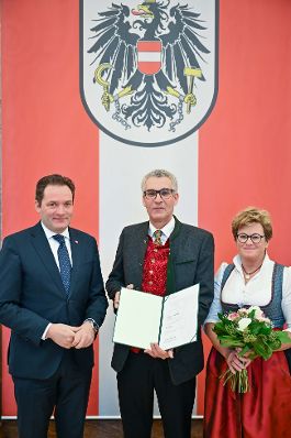 Herr Bundesminister Norbert Totschnig verlieh den Berufstitel &quot;&Ouml;konomierat / &Ouml;konomier&auml;tin&quot; im Namen des Herrn Bundespr&auml;sidenten Dr. Alexander Van der Bellen im Regierungsgeb&auml;ude am Stubenring.