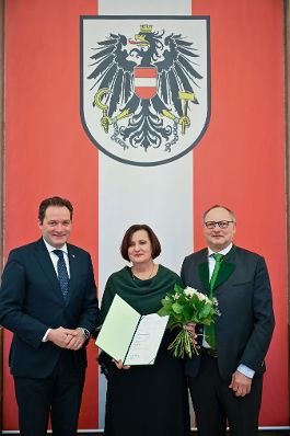 Herr Bundesminister Norbert Totschnig verlieh den Berufstitel &quot;&Ouml;konomierat / &Ouml;konomier&auml;tin&quot; im Namen des Herrn Bundespr&auml;sidenten Dr. Alexander Van der Bellen im Regierungsgeb&auml;ude am Stubenring.