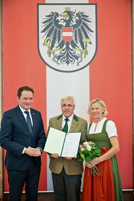 Herr Bundesminister Norbert Totschnig verlieh den Berufstitel &quot;&Ouml;konomierat / &Ouml;konomier&auml;tin&quot; im Namen des Herrn Bundespr&auml;sidenten Dr. Alexander Van der Bellen im Regierungsgeb&auml;ude am Stubenring.