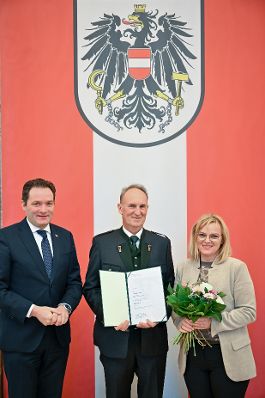 Herr Bundesminister Norbert Totschnig verlieh den Berufstitel &quot;&Ouml;konomierat / &Ouml;konomier&auml;tin&quot; im Namen des Herrn Bundespr&auml;sidenten Dr. Alexander Van der Bellen im Regierungsgeb&auml;ude am Stubenring.