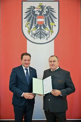 Herr Bundesminister Norbert Totschnig verlieh den Berufstitel &quot;&Ouml;konomierat / &Ouml;konomier&auml;tin&quot; im Namen des Herrn Bundespr&auml;sidenten Dr. Alexander Van der Bellen im Regierungsgeb&auml;ude am Stubenring.