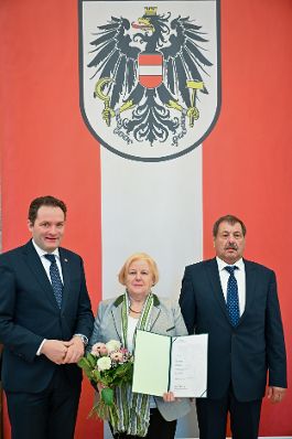 Herr Bundesminister Norbert Totschnig verlieh den Berufstitel &quot;&Ouml;konomierat / &Ouml;konomier&auml;tin&quot; im Namen des Herrn Bundespr&auml;sidenten Dr. Alexander Van der Bellen im Regierungsgeb&auml;ude am Stubenring.