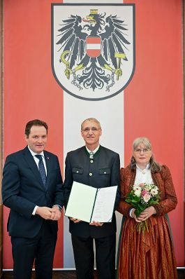Herr Bundesminister Norbert Totschnig verlieh den Berufstitel &quot;&Ouml;konomierat / &Ouml;konomier&auml;tin&quot; im Namen des Herrn Bundespr&auml;sidenten Dr. Alexander Van der Bellen im Regierungsgeb&auml;ude am Stubenring.
