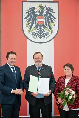 Herr Bundesminister Norbert Totschnig verlieh den Berufstitel &quot;&Ouml;konomierat / &Ouml;konomier&auml;tin&quot; im Namen des Herrn Bundespr&auml;sidenten Dr. Alexander Van der Bellen im Regierungsgeb&auml;ude am Stubenring.