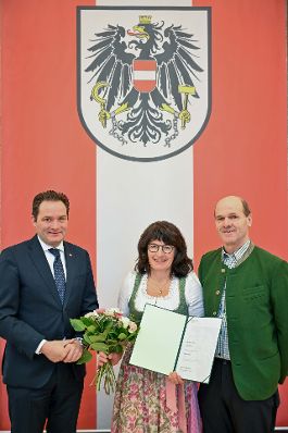 Herr Bundesminister Norbert Totschnig verlieh den Berufstitel &quot;&Ouml;konomierat / &Ouml;konomier&auml;tin&quot; im Namen des Herrn Bundespr&auml;sidenten Dr. Alexander Van der Bellen im Regierungsgeb&auml;ude am Stubenring.