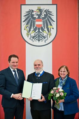 Herr Bundesminister Norbert Totschnig verlieh den Berufstitel &quot;&Ouml;konomierat / &Ouml;konomier&auml;tin&quot; im Namen des Herrn Bundespr&auml;sidenten Dr. Alexander Van der Bellen im Regierungsgeb&auml;ude am Stubenring.