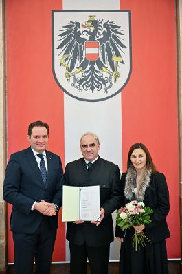 Herr Bundesminister Norbert Totschnig verlieh den Berufstitel &quot;&Ouml;konomierat / &Ouml;konomier&auml;tin&quot; im Namen des Herrn Bundespr&auml;sidenten Dr. Alexander Van der Bellen im Regierungsgeb&auml;ude am Stubenring.