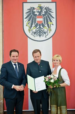 Herr Bundesminister Norbert Totschnig verlieh den Berufstitel &quot;&Ouml;konomierat / &Ouml;konomier&auml;tin&quot; im Namen des Herrn Bundespr&auml;sidenten Dr. Alexander Van der Bellen im Regierungsgeb&auml;ude am Stubenring.