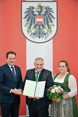 Herr Bundesminister Norbert Totschnig verlieh den Berufstitel &quot;&Ouml;konomierat / &Ouml;konomier&auml;tin&quot; im Namen des Herrn Bundespr&auml;sidenten Dr. Alexander Van der Bellen im Regierungsgeb&auml;ude am Stubenring.