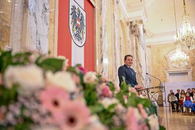 Herr Bundesminister Norbert Totschnig verlieh den Berufstitel &quot;&Ouml;konomierat / &Ouml;konomier&auml;tin&quot; im Namen des Herrn Bundespr&auml;sidenten Dr. Alexander Van der Bellen im Regierungsgeb&auml;ude am Stubenring.